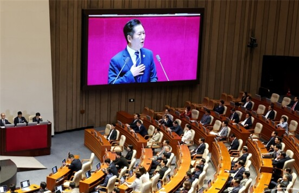 정청래 더불어민주당 대표가 9일 서울 여의도 국회 본청 본회의장에서 열린 제429회 국회(정기회) 제2차 본회의에서 교섭단체 대표연설을 하고 있다. 사진 / 오훈 기자