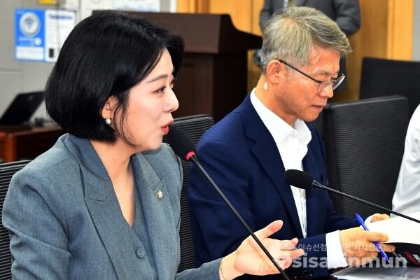 9일 배현진 의원이 개회사를 하고 있다.