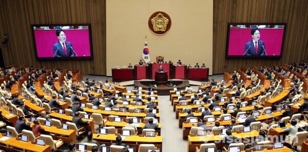 [시사신문 / 오훈 기자] 송언석 국민의힘 원내대표가 10일 서울 여의도 국회 본청 본회의장에서 열린 제429회 국회(정기회) 제3차 본회의에서 교섭단체 대표연설을 하고 있다.