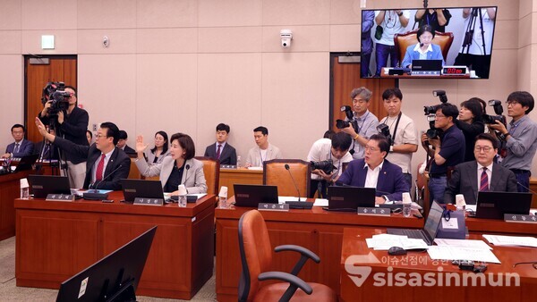 10일 곽규택 의원, 나경원 의원이 의사진행 발언을 요구하고 있다.