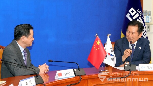 11일 다이빙 주한중국대사와 정청래 대표가 대화하고 있다.