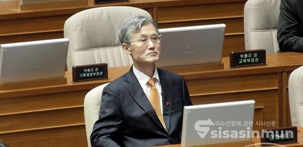 [시사신문 / 이 훈 기자] 조희대 신임 대법원장이 2023.12.20일 오후 국회에서 열린 본회의에 출석해 자리하고 있다.