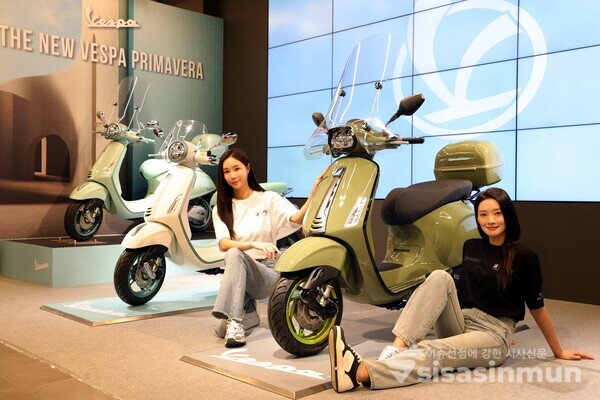 12일 모델들이 2026년형 뉴 컬러 모델 '프리마베라'를 타고 포즈를 취하고 있다.