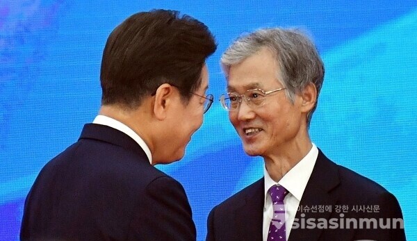 [시사신문 / 오훈 기자] 이재명 대통령이 2025.06.04일 오전 서울 여의도 국회 본청 로텐더홀에서 열린 제21대 대통령 취임 선서 행사에서 조희대 대법원장과 악수를 하고 있다.