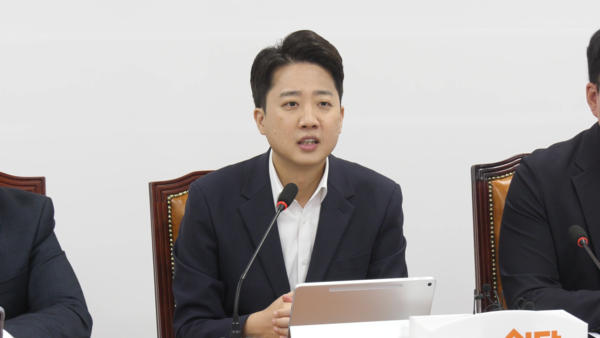 이준석 개혁신당 대표가 15일 서울 여의도 국회 본청에서 열린 최고위원회의에서 발언을 하고 있다. 사진 / 오훈 기자