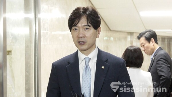 박성훈 국민의힘 수석대변인이 16일 의원총회 뒤 기자들에게 백브리핑을 하고 있다. 사진 / 이훈 기자