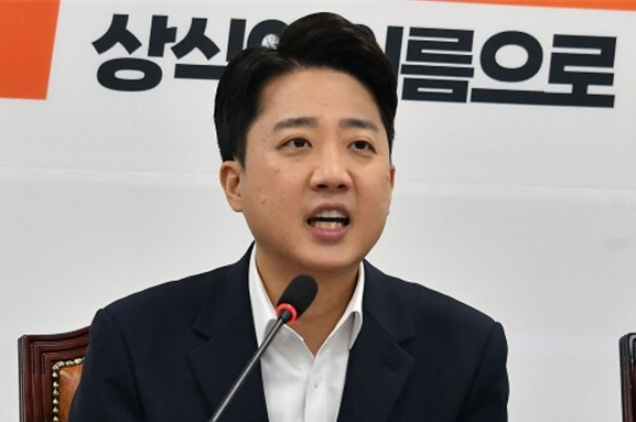 이준석 개혁신당 대표가 15일 국회에서 열린 당 최고위원회의에서 발언을 하고 있다. 사진 / 오훈 기자