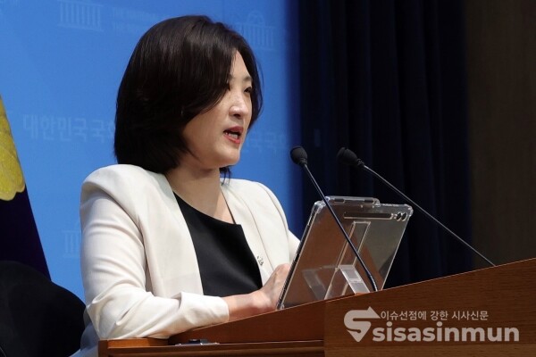 최보윤 수석대변인이 논평을 하고 있다.