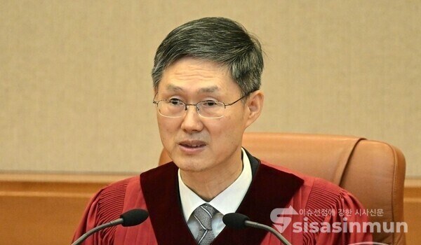 [시사신문/ 오훈 기자] 문형배 헌법재판소장 권한대행이 2025.04.04일 오전 서울 종로구 헌법재판소 대심판정에서 열린 윤석열 대통령 탄핵 심판 최종 선고에서 판결문을 읽고 있다.