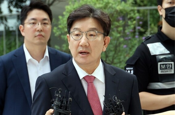 권성동 국민의힘 의원이 지난 8월 27일 서울 종로구 KT광화문빌딩 웨스트에 마련된 김건희 특별검사팀에 피의자 신분으로 출석하고 있다. 사진 / 오훈 기자