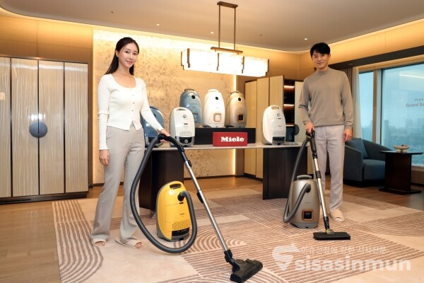 17일 모델들이 먼지봉투형 진공청소기 '가드 청소기'를 소개하고 있다.