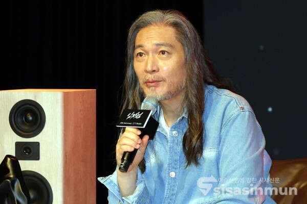 17일 가수 임재범이 취재진의 질의에 답변하고 있다.