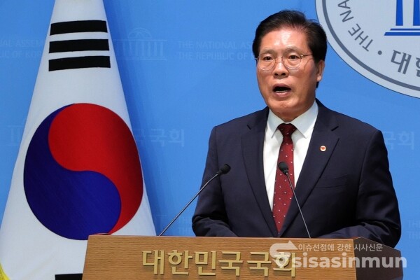 18일 송석준 의원이 성명서를 발표하고 있다.