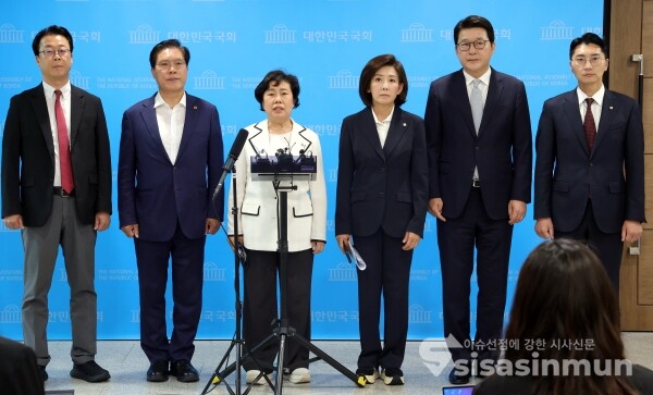19일 국민의힘 법사위 위원들이 취제진의 질의에 답하고 있다.