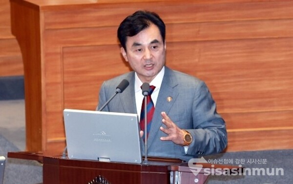 16일 안규백 국방부 장관이 의원의 질의에 답하고 있다. 사진 / 시사신문DB