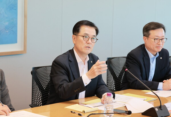 ‘고객신뢰혁신 TF’ 출범 킥 오프 미팅에서 이경근 대표이사 사장이 발언하고 있다. ⓒ한화생명