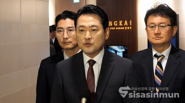 국민의힘 장동혁 대표가 김문수 전 대선 후보와 오찬을 마친 후 취재진의 질문에 답하고 있다. 사진 / 이 훈 기자