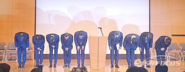 지난 18일 서울 중구 부영태평빌딩에서 열린 롯데카드 사이버 침해 관련 언론 브리핑에서 조좌진 대표이사를 비롯한 임직원들이 고개를 숙여 사과하고 있다. ⓒ시사포커스DB