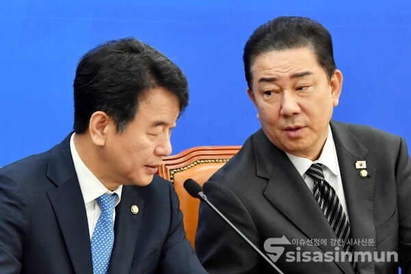 23일 김병기 원내대표가 문진석 원내운영수석부대표와 대화를 하고 있다.