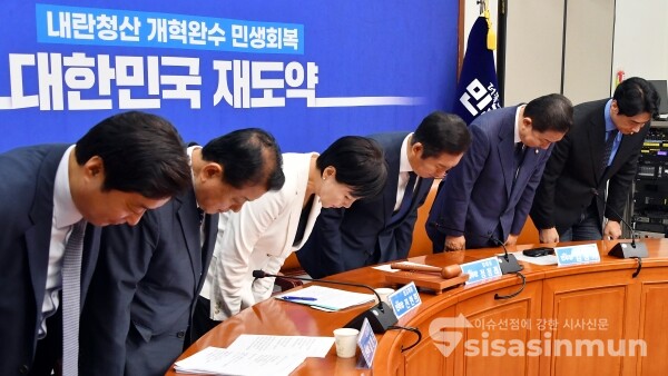 24일 정청래 대표와 최고위원들이 인사를 하고 있다.