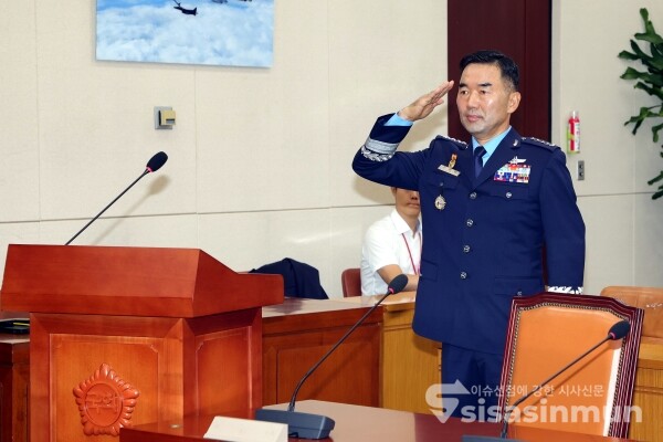 24일 진영승 합동참모의장 후보자가 거수경례를 하고 있다.