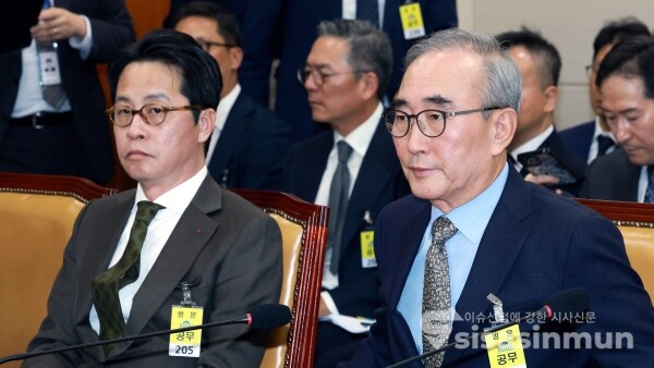 24일 조좌진 롯데카드 대표이사와 김영섭 KT 대표가 해킹사고 청문회에 참석해 의원의 질의를 듣고 있다.