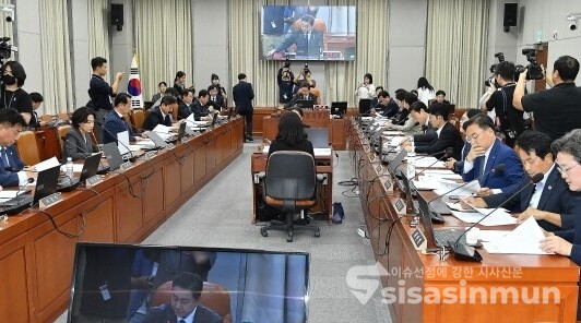 22일 김병기 운영위원장이 의사봉을 두드리고 있다. 사진 / 오훈 기자