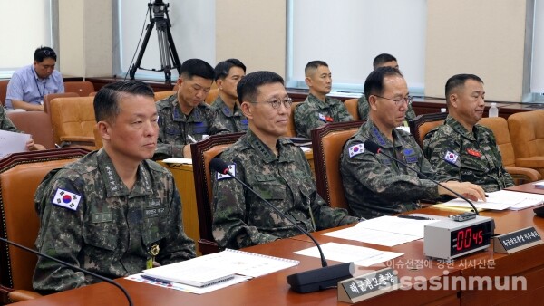 29일 강동길 해군 참모총장, 김규하 육군 참모총장 직무대리, 손석락 공군 참모총장, 주일석 해병대 사령관이 성일종 국방위원장의 발언을 듣고 있다.