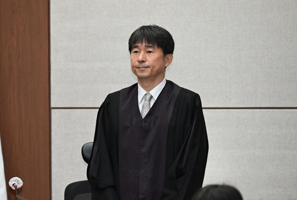 지귀연 부장판사가 21일 서울 서초동 서울중앙지법에서 열린 내란 우두머리 혐의 형사재판 2번째 공판에서 인사하고 있다. ⓒ뉴시스