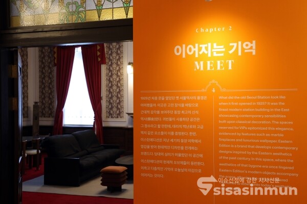 30일 참석자들이 전시를 둘러보고 있다.