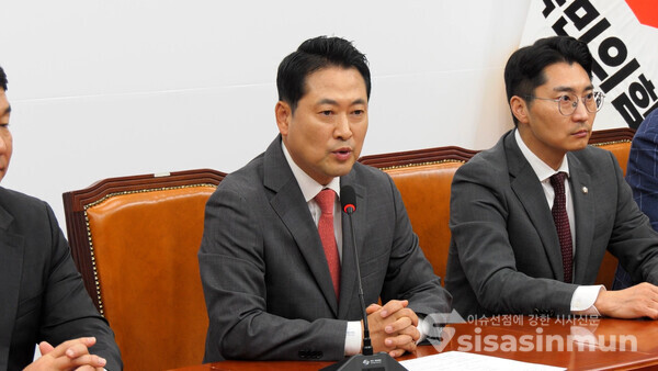 장동혁 국민의힘 대표가 2일 국회에서 기자간담회를 하고 있다. 사진 / 이훈 기자