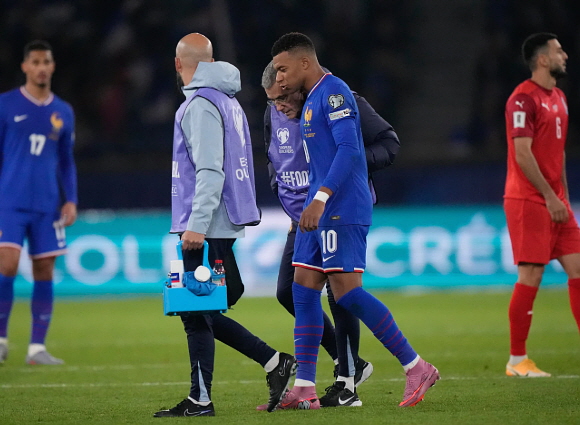음바페, 10경기 연속골로 기세 올렸지만 발목 부상 악화. ⓒAP