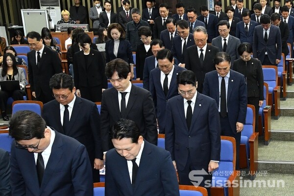 13일 장동혁 대표와 송언석 원내대표를 비롯한 의원들이 특검 수사를 받고 숨진 양평 공무원에 대한 추모 묵념을 하고 있다.