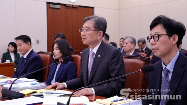 13일 조현 장관이 의원의 질의에 답하고 있다.