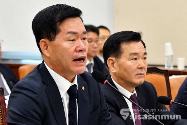 17일 석종건 방위사업청장이 의원의 질의에 답하고 있다.