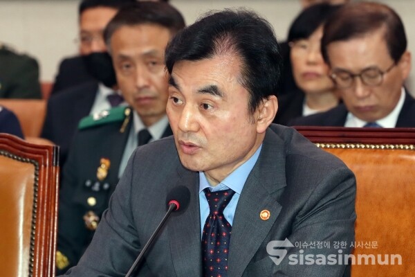 17일 안규백 국방부 장관이 의원의 질의에 답하고 있다.