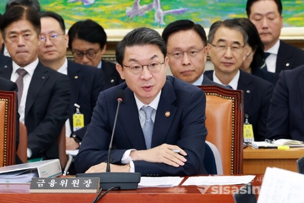 20일 이억원 금융위원장이 의원의 질의에 답하고 있다.