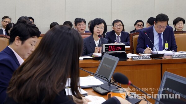 21일 오유경 식품의약품안전처장이 의원의 질의에 답하고 있다.