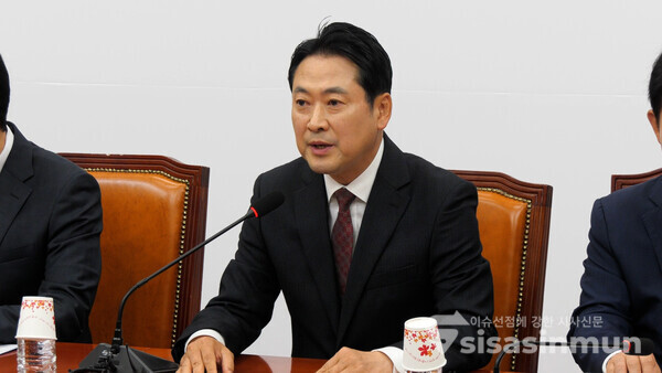 국민의힘 장동혁 당 대표가 15일 국회에서 기자간담회를 하고 있다. 사진 / 이훈 기자