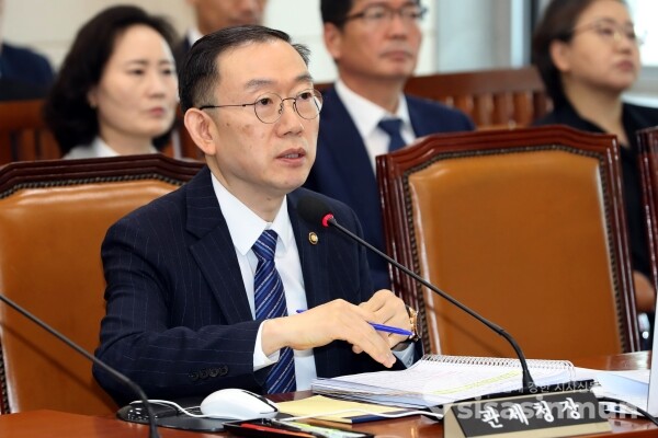 21일 이명구 관세청장이 의원의 질의에 답하고 있다.