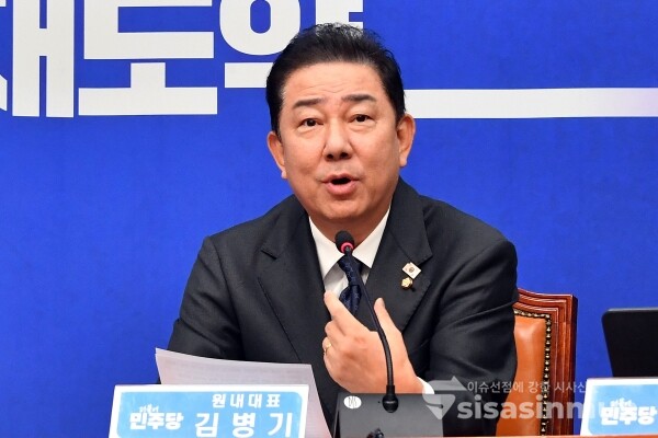 22일 김병기 원내대표가 발언을 하고 있다.