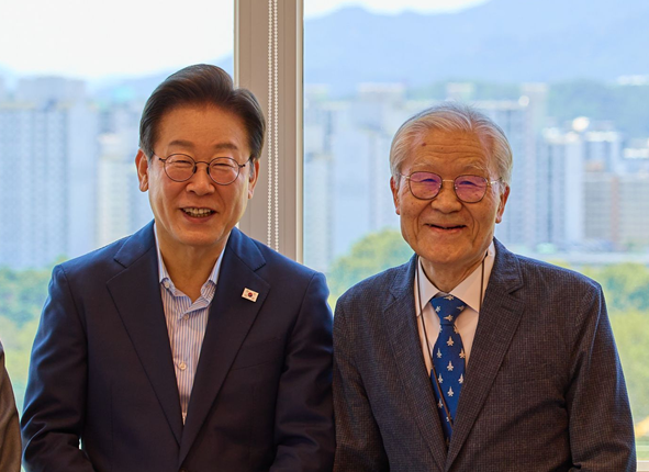 이재명 대통령(왼쪽)이 지난 7월11일 서울 용산 대통령실에서 조갑제(오른쪽) 조갑제닷컴 대표와 오찬 회동을 하며 기념촬영을 하고 있다. ⓒ대통령실