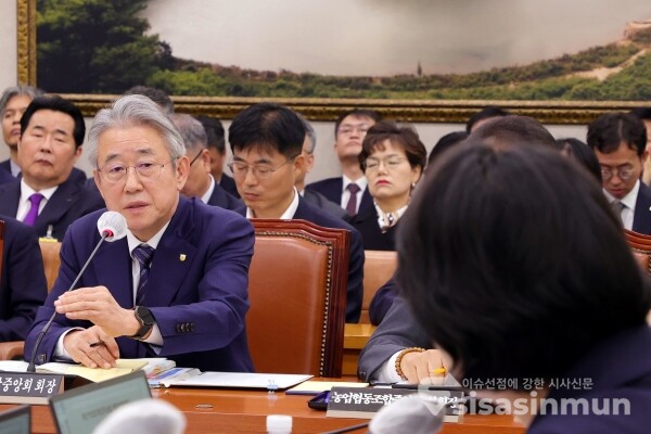24일 강호동 농업협동조합중앙회장이 의원의 질의에 답하고 있다.