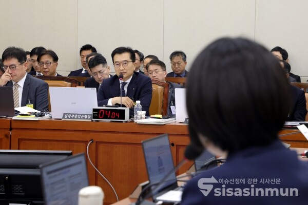 27일 안종혁 행장 직무대행이 의원의 질의에 답하고 있다.