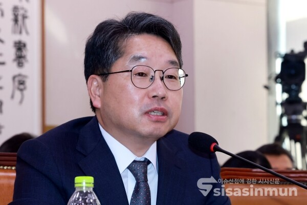 27일 노만석 검찰총장 직무대행이 의원의 질의에 답하고 있다.