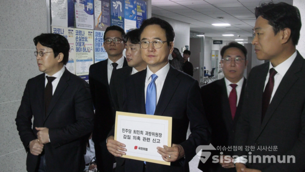 국민의힘 문호철 당 미디어특별위원회 수석 부위원장, 이준우 미디어대변인, 박대기 미디어특별위원회 부위원장, 이종배 서울시의원, 강대규 변호사, 이재능 미디어대변인, 최민희 국회 과학기술정보방송통신위원장 과방위 행정실 직원 '갑질' 의혹 관련 더불어민주당 을지로위원회 및 민병덕 의원실 신고 접수 시도 모습. 사진 / 김경민 기자