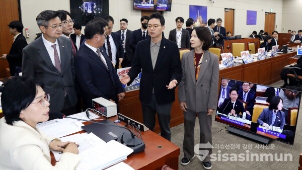 29일 최민희 과방위원장이 국민의힘 의원들로부터 사퇴요구를 받고 있다.