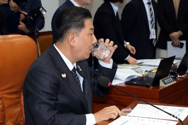 29일 김병기 국회 운영위원장이 물을 마시고 있다.