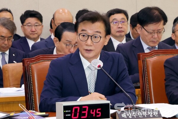 30일 전재수 장관이 의원의 질의에 답하고 있다.