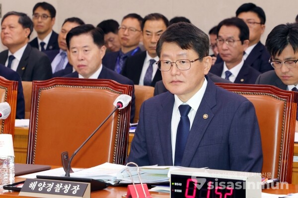 30일 김용진 해양경찰청장이 의원의 질의를 듣고 있다.